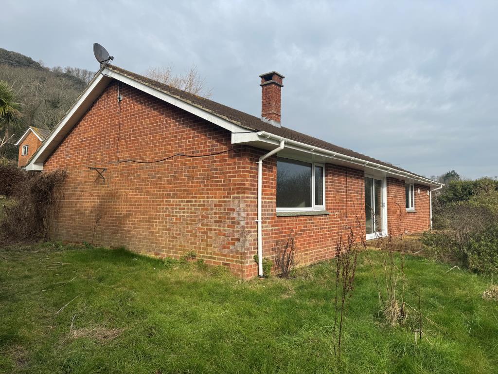 Lot: 142 - DETACHED BUNGALOW WITH STRUCTURAL MOVEMENT - A View of the side and Rear Elevations